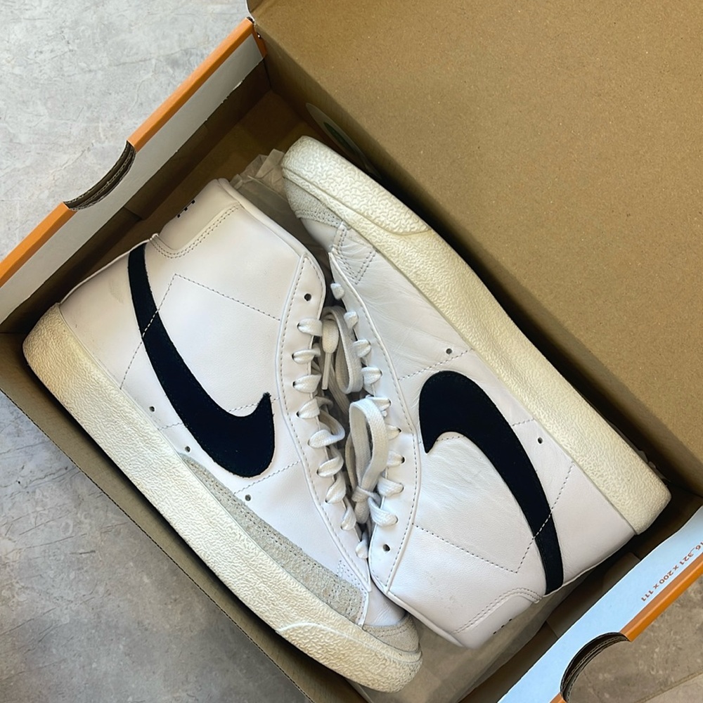 Nike Blazer Mid ‘77 VNTG - Size Women’s US 8.5, Men’s US 7
